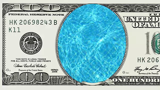 100美元框架的游泳池的蓝色水视频下载