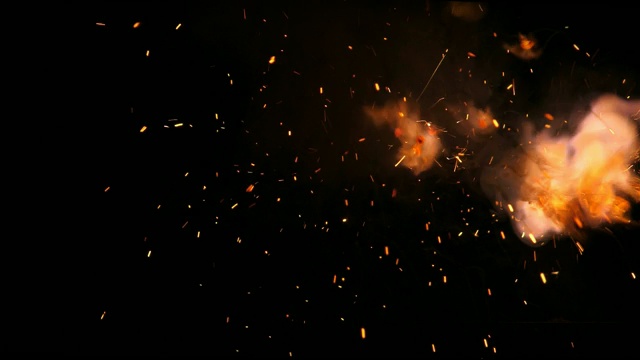大火在黑色背景上爆炸视频素材