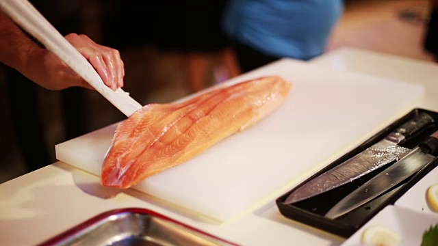厨师切三文鱼海鲜。视频素材