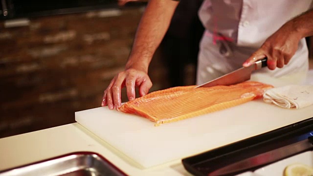 厨师切三文鱼海鲜。视频素材