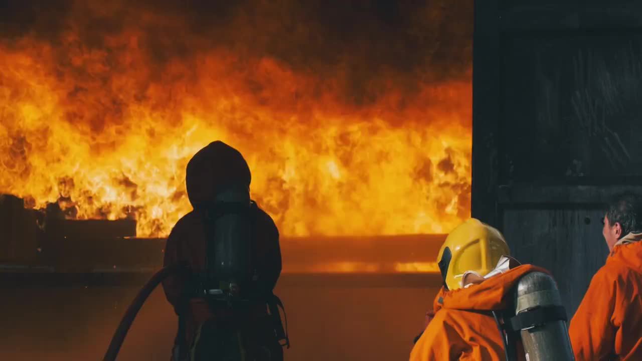 慢镜头:消防员在灭火视频素材