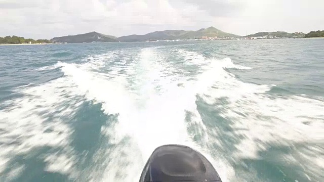 在海上行驶的快艇的后部视频素材