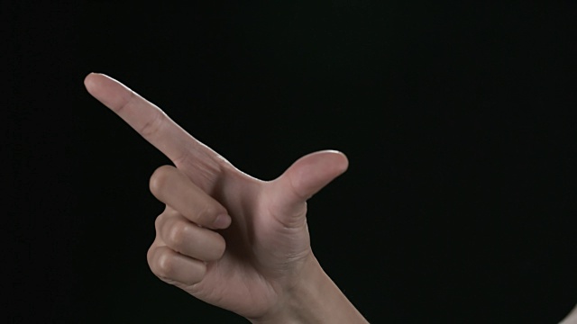 女性的手做伸展的触摸手势视频素材