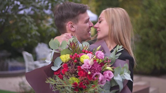 男人用鲜花给可爱的女人惊喜视频素材