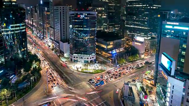 在韩国首尔市的首尔江南中心商业区的一个十字路口，随着时间的推移，交通速度越来越快。视频素材