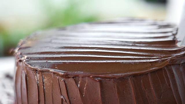 SLO MO装饰巧克力蛋糕。视频下载