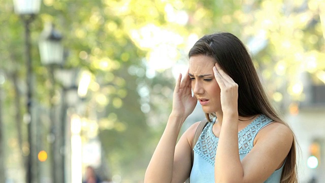 一个女人在街上患偏头痛视频素材