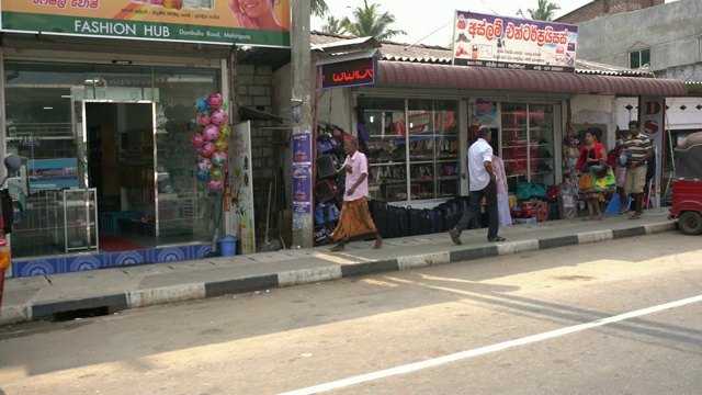 汽车，公共汽车，人力车和自行车在繁忙，阳光明媚的街道上，斯里兰卡视频下载