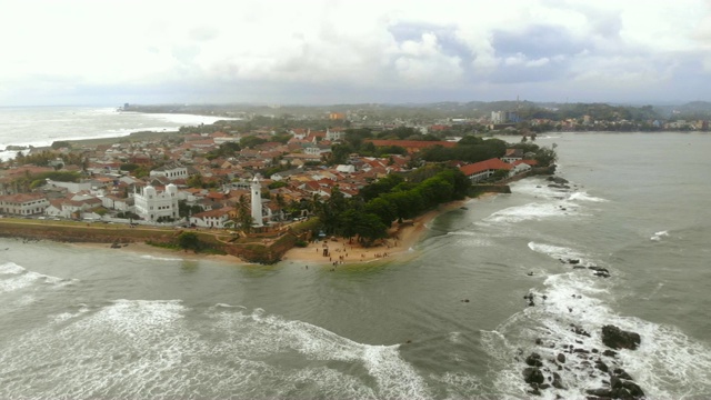 飞行在斯里兰卡的美丽小镇附近的水视频下载