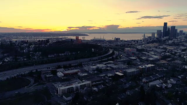 金色日落空中的城市海滨天际线视频素材