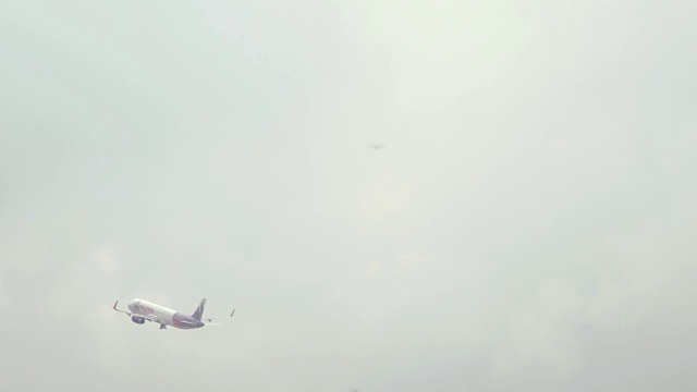 飞机在机场起飞升空视频素材