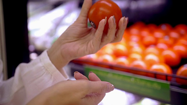 库珀:女人在小市场用手挑选蔬菜视频素材
