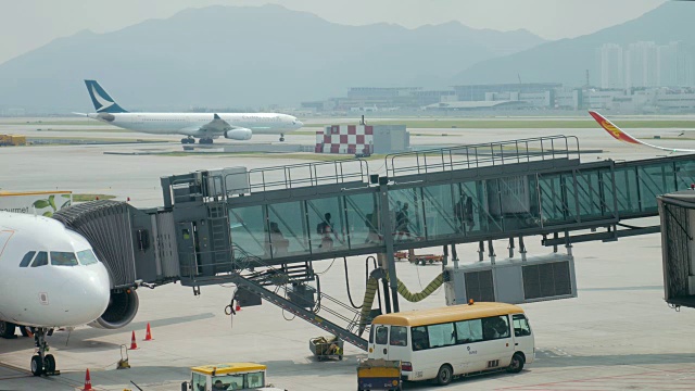 飞机到达时，有舷梯和乘客步行至机场终点站视频素材