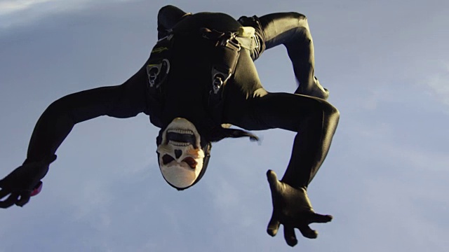 骷髅变形服跳伞者视频素材