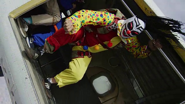 恐怖小丑跳伞者退出飞机视频素材