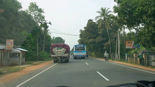 斯里兰卡公路上的汽车、公共汽车和卡车视频下载