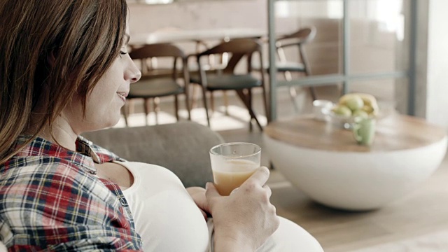 快乐的孕妇与新鲜的果汁视频素材
