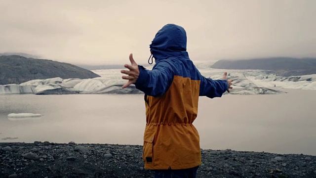 假装自己是独眼巨人。男人在冰川泻湖玩视频素材