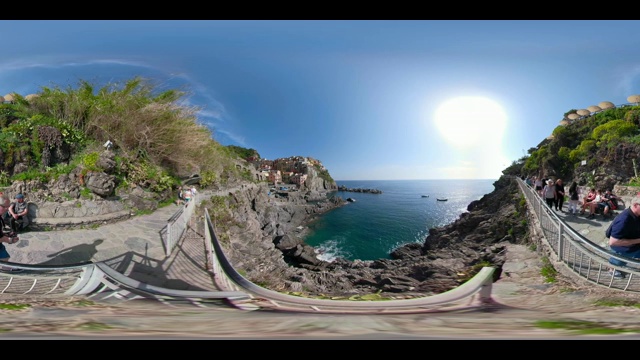 360 VR /马纳罗拉村和地中海沿岸悬崖视频素材