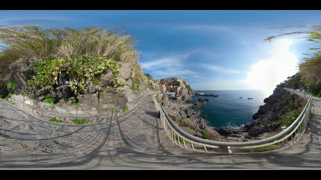 360 VR / A步道，穿越马纳罗拉村和海岸悬崖视频素材
