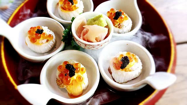 在一家日本餐厅，美味的engawa寿司放在小勺子里。视频素材