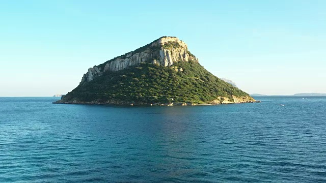 这是意大利撒丁岛东北部美丽的费加罗罗岛的鸟瞰图。视频素材
