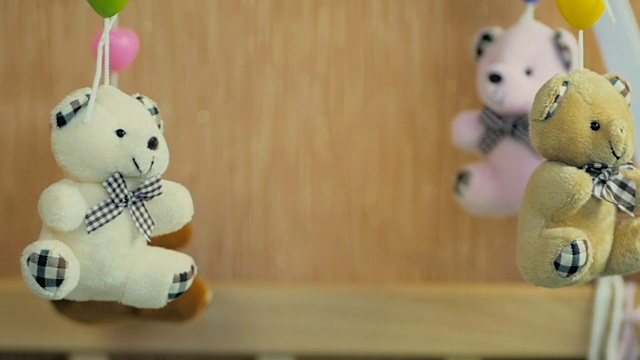 特写的一个泰迪熊在儿童旋转木马作为童年的象征在慢动作。视频下载