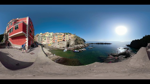 360 VR /地中海上的Riomaggiore村视频素材