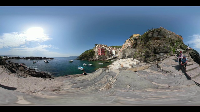360 VR / Riomaggiore村和地中海沿岸悬崖视频素材