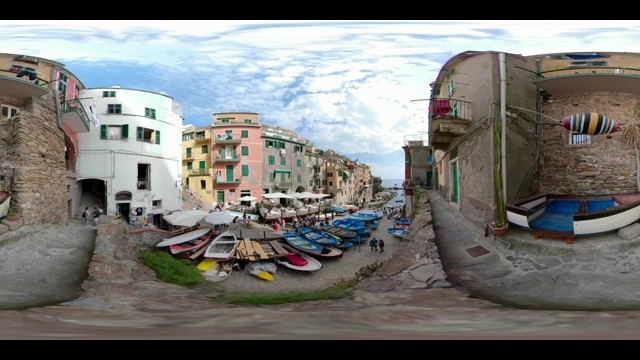 意大利Riomaggiore村街道上的360 VR /渔船视频素材