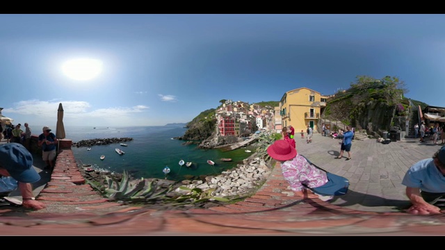 360 VR /游客在地中海上方的里奥马焦雷观看视频素材