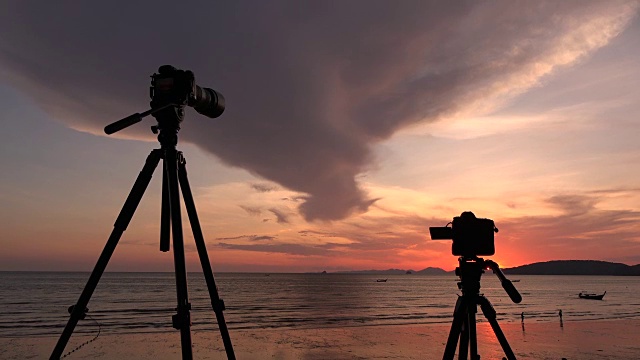 安装一个日落摄影机视频素材