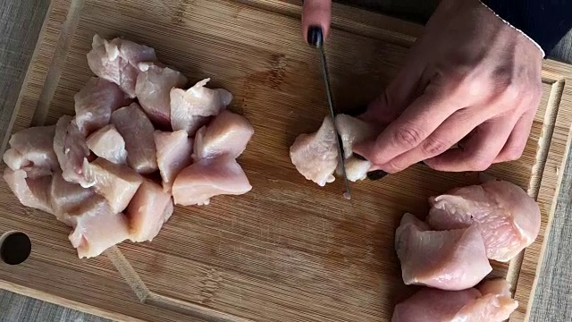女人用手切鸡胸肉视频素材