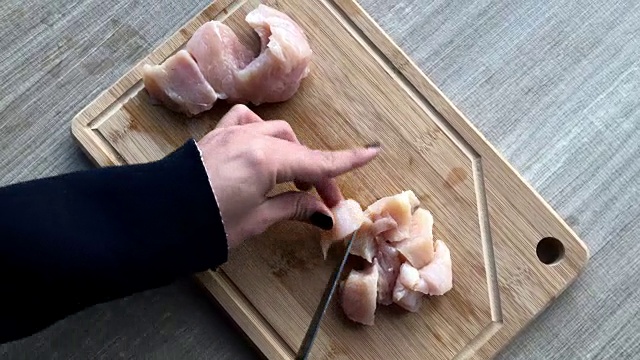 女人用手切鸡胸肉视频素材