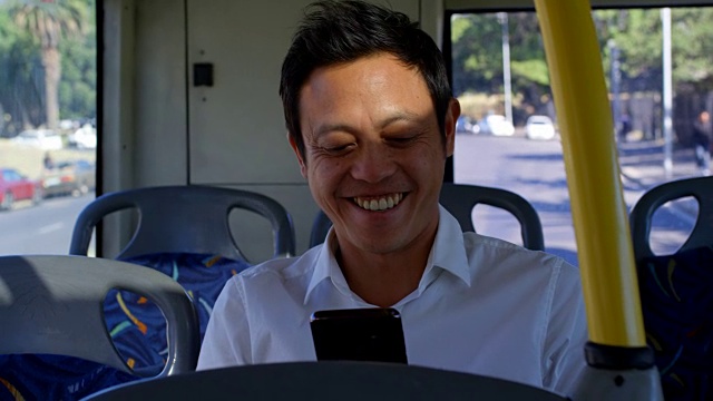 男性通勤者在乘坐4k巴士时使用手机视频购买