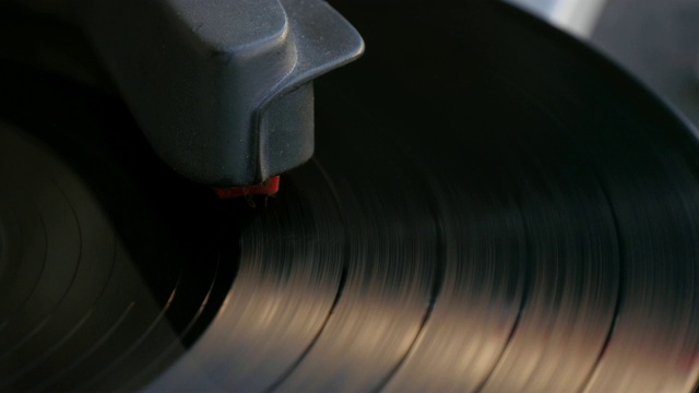 老式黑胶唱片在转盘唱机，唱片旋转在转盘。视频素材