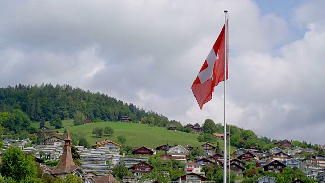 有蓝天和城市的瑞士国旗视频素材
