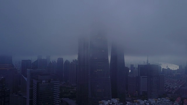 雾中的上海金融区视频素材