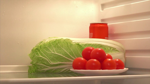 鸡尾酒西红柿，大白菜或饮料。冰箱里的健康食物很难选择。视频下载