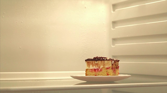 冰箱里的美味蛋糕。健康的食物，艰难的选择视频下载