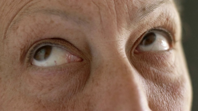 靠近老妇人的眼睛凝视，注视，注视-宏观视频素材
