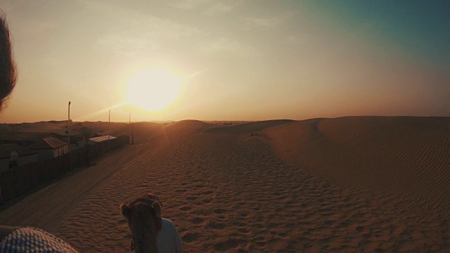 日落时分在沙漠中骑骆驼视频下载