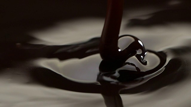 倒入融化的黑巧克力。视频素材