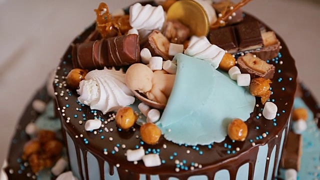 装饰新生儿蛋糕，婴儿送礼蛋糕桌上用婴儿娃娃装饰视频下载