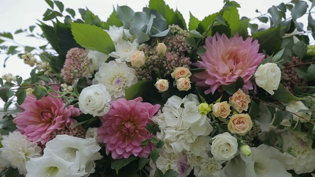 婚礼花拱装饰。婚礼拱门上装饰着鲜花。视频素材