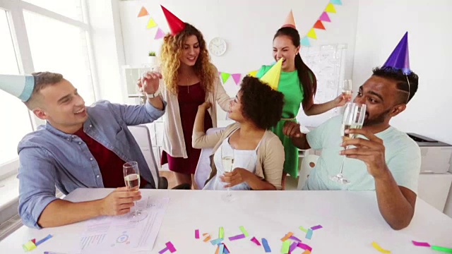 愉快的团队与饮料庆祝在办公室派对视频下载