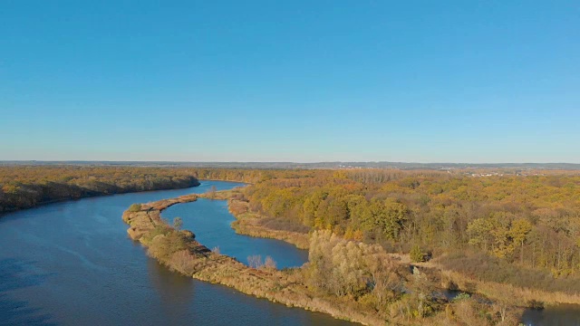 带河流的乡村景观(鸟瞰图)视频素材