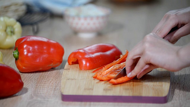 甜椒。用鸡肉和甜椒做玉米饼。视频素材