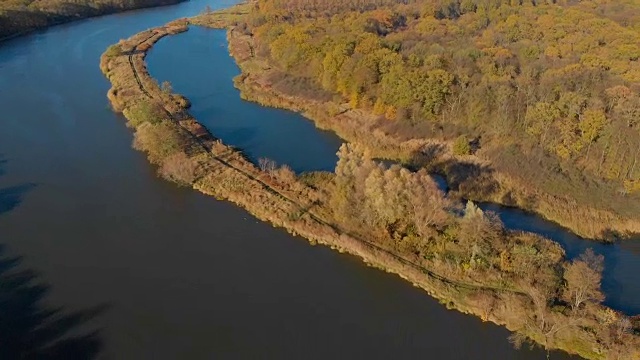 带河流的乡村景观(鸟瞰图)视频素材
