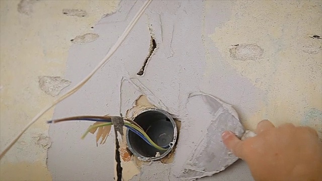 用水泥填旧墙的洞视频素材